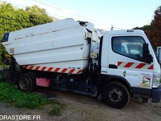 2011-mitsubishi-canter-1459107-47595263