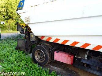 2011-mitsubishi-canter-1459107-47595268