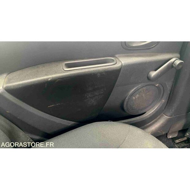 2013 Renault Clio-47612837