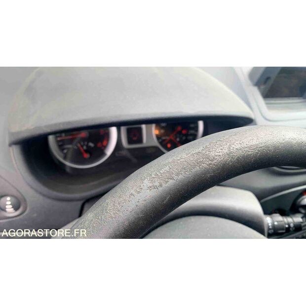 2013 Renault Clio-47612841