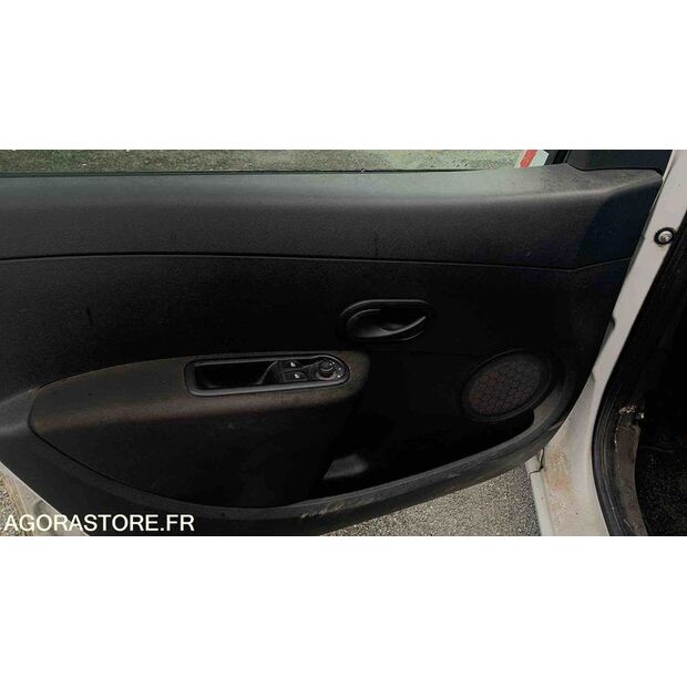 2013 Renault Clio-47612843