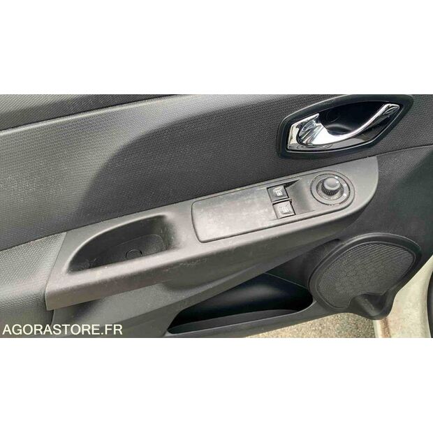 2014 Renault Clio-47613093