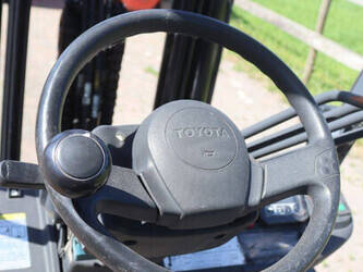 2016-toyota-02-8fgjf35-1459631-47617421