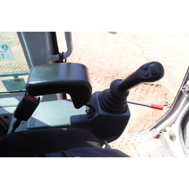 2014 TAKEUCHI TB235-47622914