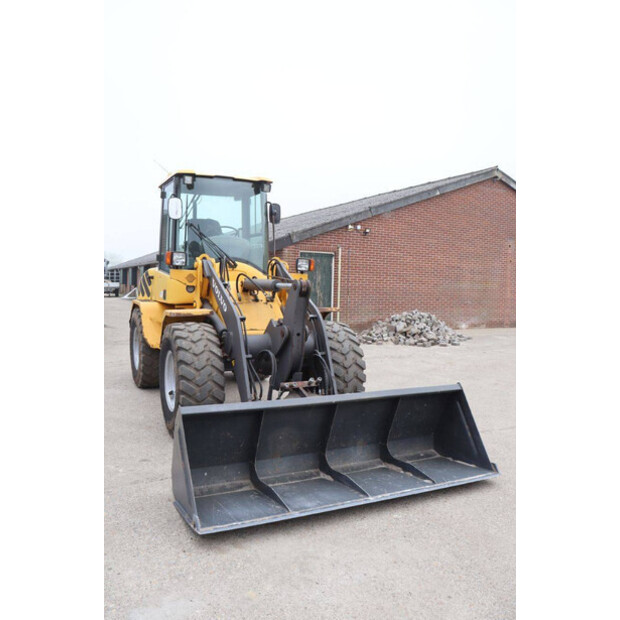 2001 Volvo L32B-Z-47625251