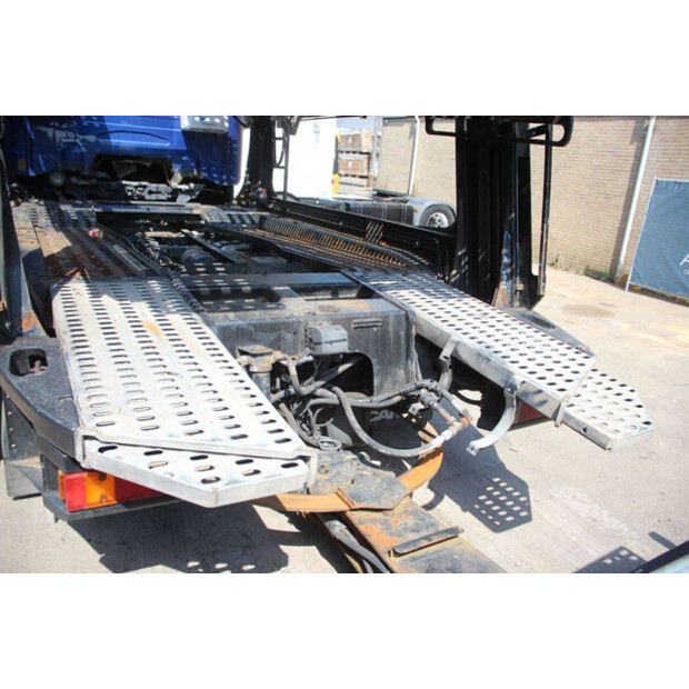 2002 لور RV2-47629670