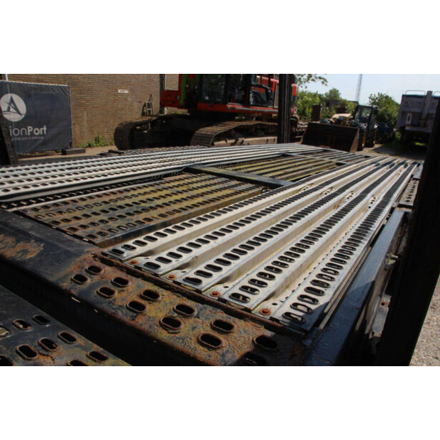 2002 لور RV2-47629675