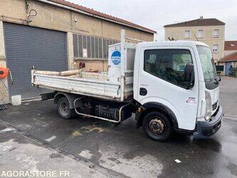 2011-renault-maxity-1460077-47643054