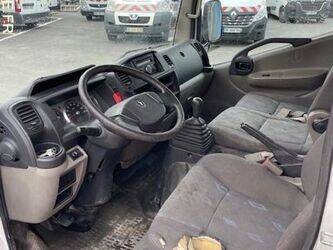 2011-renault-maxity-1460077-47643056