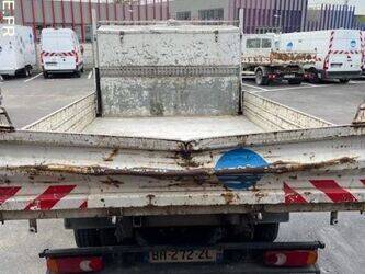 2011-renault-maxity-1460077-47643057
