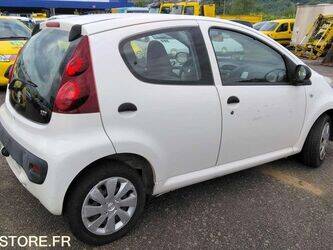 2013-peugeot-208-1460083-47643184