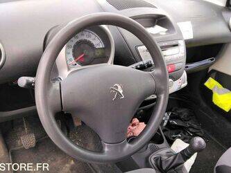 2013-peugeot-208-1460083-47643186