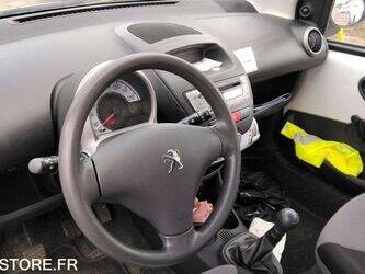 2013-peugeot-208-1460083-47643187