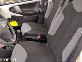 2013-peugeot-208-1460083-47643195