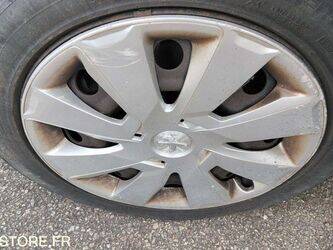 2013-peugeot-208-1460083-47643200
