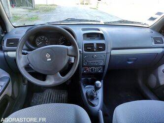 2005-renault-clio-1460084-47643236