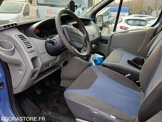 2013-renault-trafic-1460090-47643374
