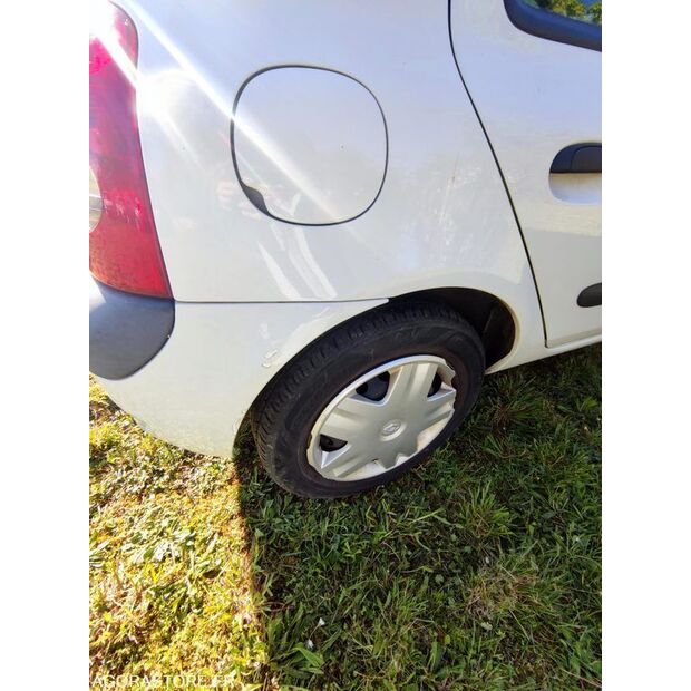 2006 Renault Clio-47643809