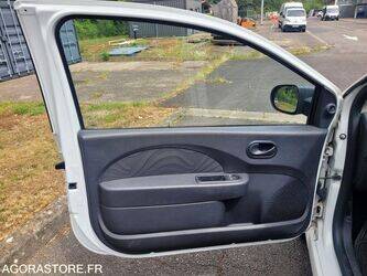 2013-renault-twingo-1460112-47643974