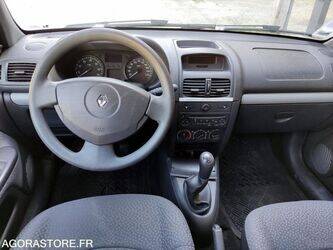 2009-renault-clio-1460116-47644104