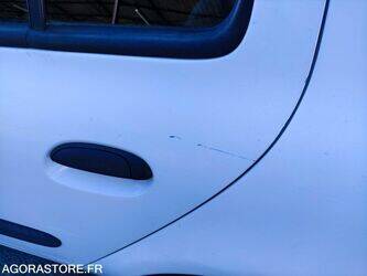 2009-renault-clio-1460116-47644106