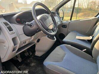 2012-renault-trafic-1460120-47644145