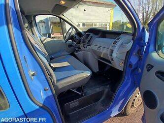 2012-renault-trafic-1460120-47644146