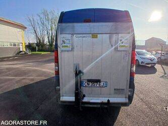 2012-renault-trafic-1460120-47644150