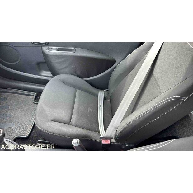 2013 Renault Clio-47663093