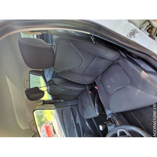 2016 Renault Clio-47663117