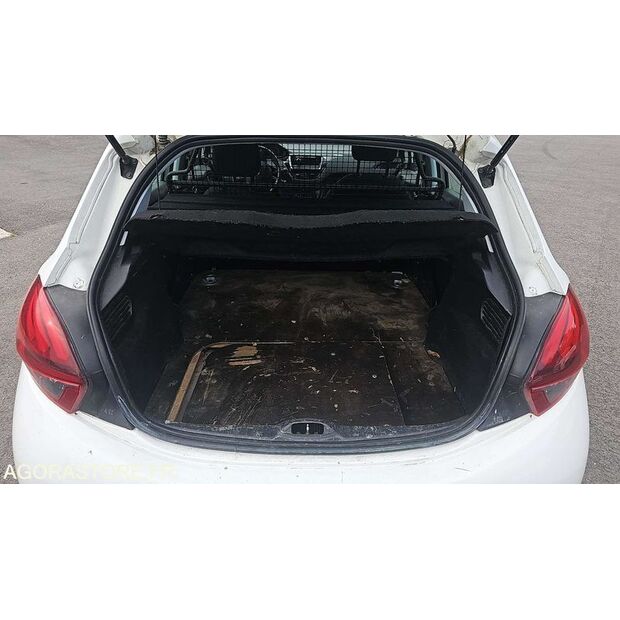 2015 Peugeot 208-47663582