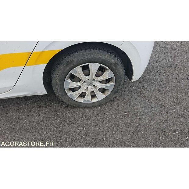 2015 Peugeot 208-47663583