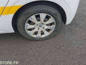 2015-peugeot-208-1460376-47663583