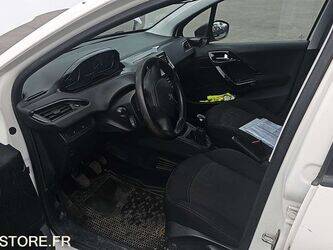 2015-peugeot-208-1460376-47663586