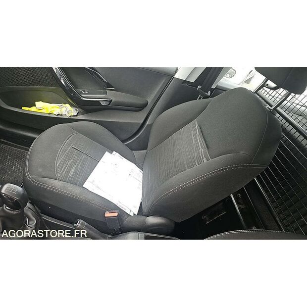 2015 Peugeot 208-47663587