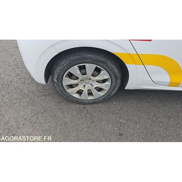 2015 Peugeot 208-47663589
