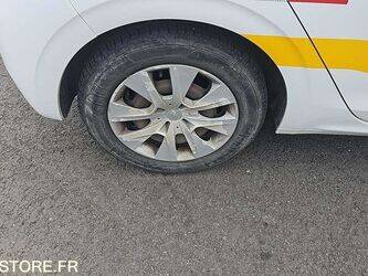2015-peugeot-208-1460376-47663589