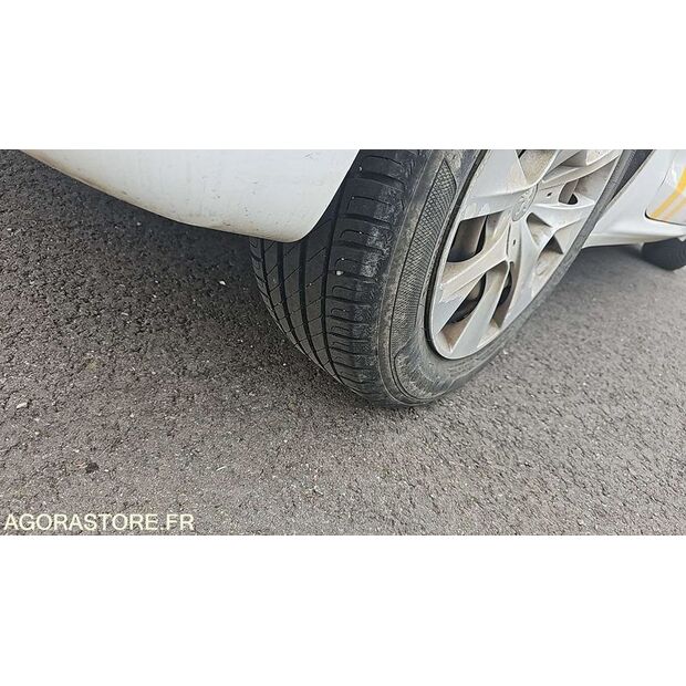 2015 Peugeot 208-47663591