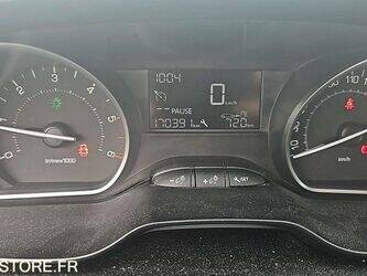 2015-peugeot-208-1460376-47663593