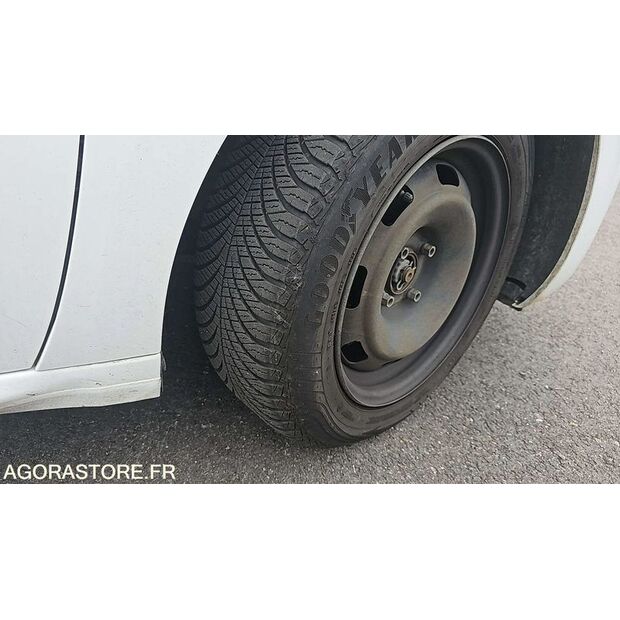 2015 Peugeot 208-47663597
