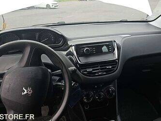 2015-peugeot-208-1460376-47663600