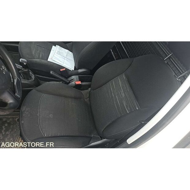 2015 Peugeot 208-47663601