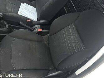 2015-peugeot-208-1460376-47663601