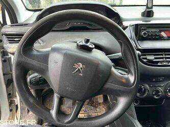 2015-peugeot-208-1460379-47663682