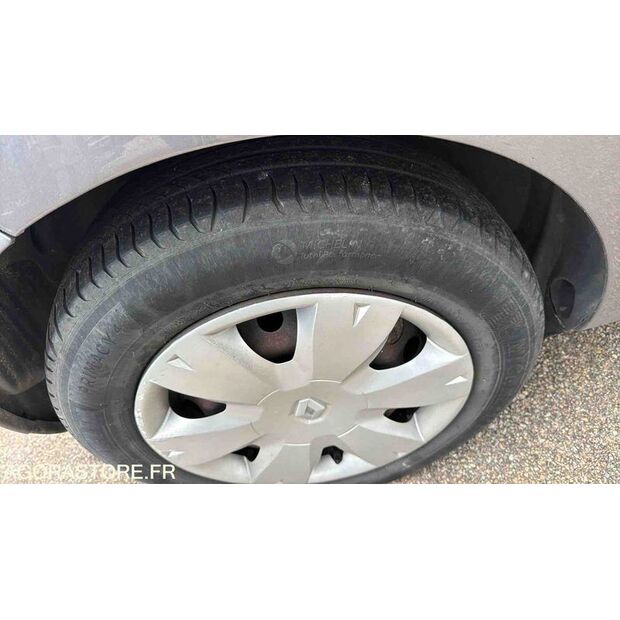 2012 Renault Clio-47664027