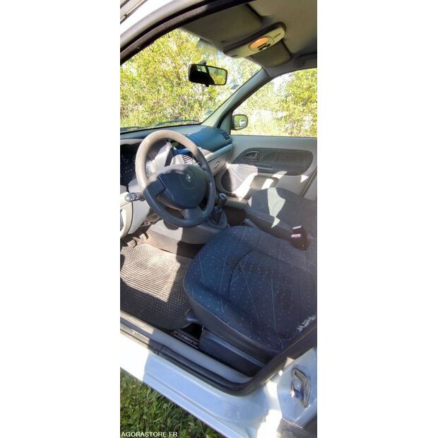 2004 Renault Clio-47711936