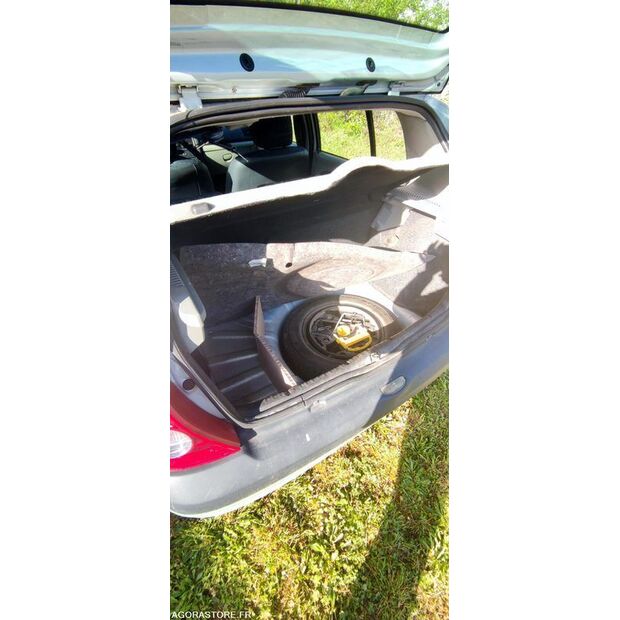 2004 Renault Clio-47711938