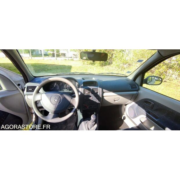 2004 Renault Clio-47711939