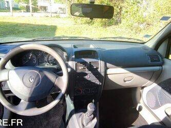 2004-renault-clio-1460911-47711939