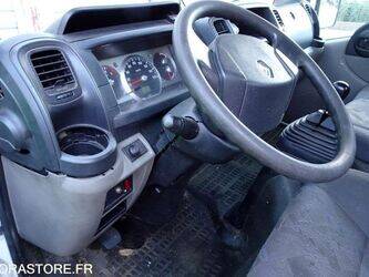 2010-renault-maxity-1461143-47729556